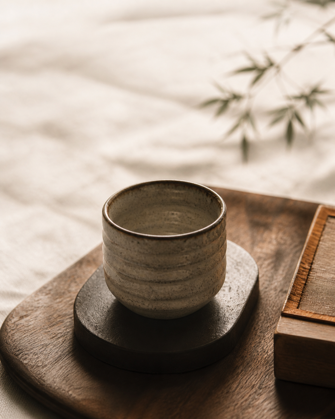 Tasse artisanale sur plateau en bois